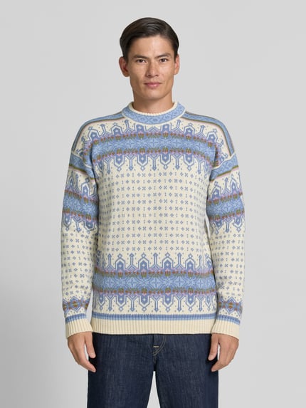 Männermodel trägt Regular Fit Pullover aus reiner Wolle Modell 'Albertville' von Dale of Norway, Strick-Optik, helle Farben, Ganzkörperansicht von vorne. Rückenlänge 66 cm, Ärmellänge 59 cm.