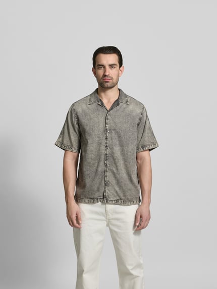 Männermodel trägt Regular Fit Jeanshemd mit Lyocell-Anteil von Diesel in Grau, Reverskragen, Kurzarm, Baumwoll-Mix, Ganzkörperansicht von vorne.