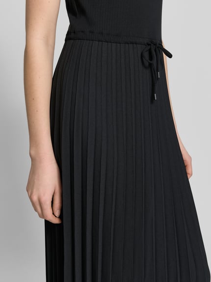 Vrouwenmodel draagt Slim Fit Midikleid aus Viskose-Mix van Tommy Hilfiger, zwart, plissérok, uni, midi, brede bandjes, mouwloos, detailopname taille