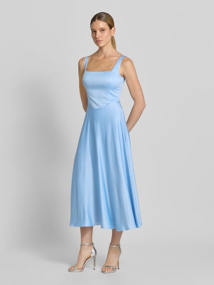 Frauenmodel trägt Midikleid in A-Linie von Jake*s Cocktail in Hellblau, taillierte Passform, Reißverschluss, Falten-Optik, Ärmelloses-Design, Ganzkörperansicht von vorne. Rückenlänge bei Größe 36: 102 cm, Brustweite bei Größe 36: 40 cm.