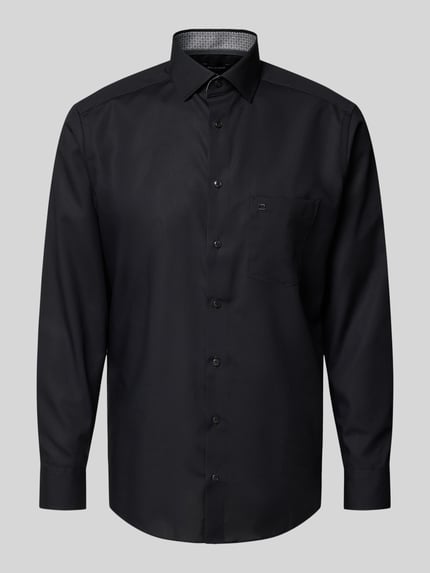 Produktfoto, Regular Fit Business Hemd aus reiner Baumwolle mit Kentkragen von OLYMP in Schwarz, Langärmelig, Brusttasche, Logo-Stitching, durchgängige Knopfleiste, Rückenlänge 79 cm, Schulterbreite 44 cm, Ärmellänge 64 cm.