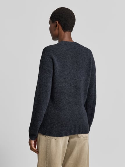 Frauenmodel trägt Strickpullover mit Rundhalsausschnitt Modell 'Festina Hope' von MSCH Copenhagen, gerade Schnittform, Wollmix, beige Hose, weiche Textur, Rückansicht, Ganzkörperansicht Rückansicht.