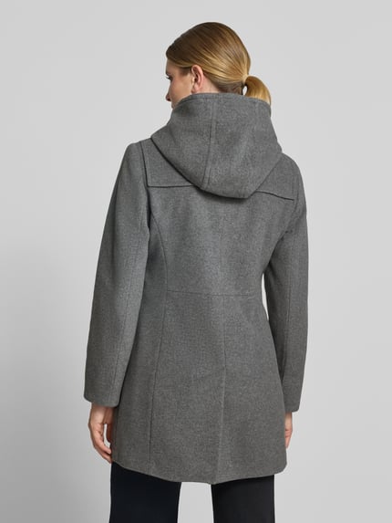 Frauenmodel trägt grauen Regular Fit Dufflecoat aus Woll-Mix von Gil Bret, strukturierte Oberfläche, Ganzkörperansicht Rückansicht. Damen Dufflecoat von Gil Bret.