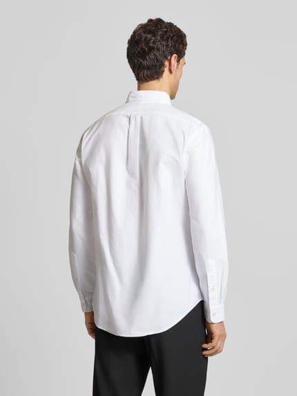 Männermodel trägt Regular Fit Freizeithemd aus reiner Baumwolle von Polo Ralph Lauren, weiß, unifarben, Ganzkörperansicht Rückansicht.