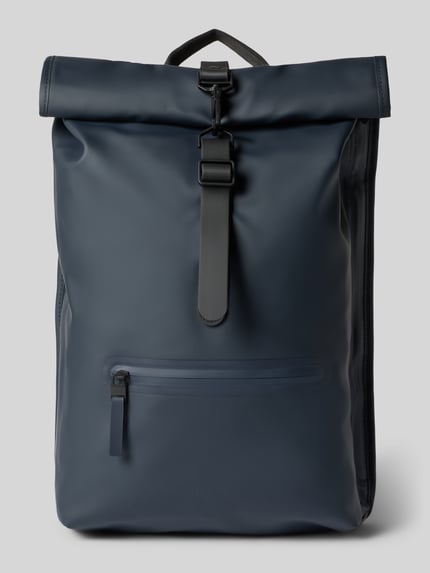 Produktfoto, Rucksack mit Logo-Detail von Rains aus glattem, dunkelblauem Material mit Karabinerhaken, Rolltop und Reißverschluss, Kontext: Herren Rucksack von Rains, Hauptfach mit Karabinerhaken, verstellbare Schulterriemen, Logo-Detail, Rolltop, Größe: 34x48x11 cm, Schulterriemen: 80 cm