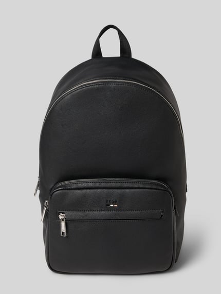 Produktfoto, Rucksack mit Label-Prägung Modell 'Ray' von BOSS, czarny, struktura z wytłaczanym logo, główna przegroda na zamek błyskawiczny, uchwyt, paski na ramię, kieszenie zapinane na zamek błyskawiczny, szerokie 29 cm, długość 42 cm, głębokość 14 cm, długość paska na ramię 84 cm