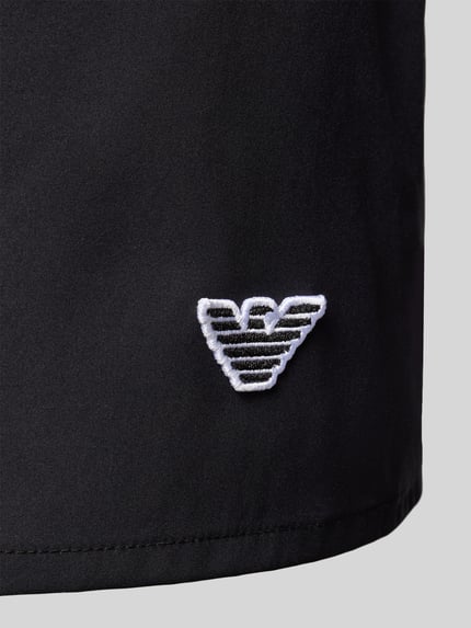 Produktfoto, schwarze Straight Fit Badeshorts mit Logo-Detail und elastischem Bund mit Tunnelzug, Emporio Armani, glatte Textur