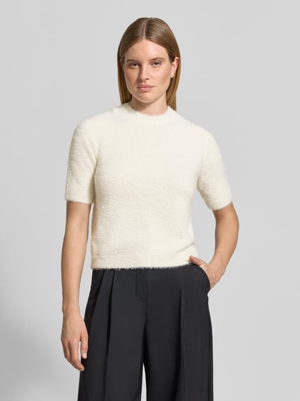 Frauenmodel trägt Pullover mit flauschiger Oberfläche von JAKE*S WOMAN COLLECTION in Unifarben, Strickoptik, Ganzkörperansicht von vorne.