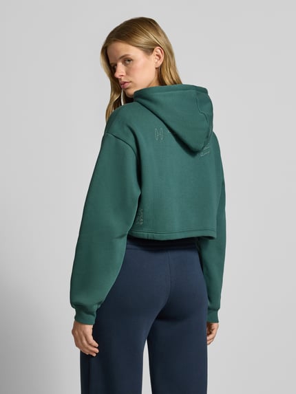 Vrouwenmodel draagt groen regular fit sweatshirt van katoenmix Regular Fit Sweatshirt aus Baumwoll-Mix PUMA X HYROX van PUMA, Dames, volledige achteraanzicht.