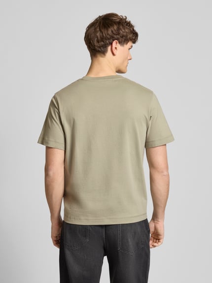 Männermodel trägt T-Shirt mit Rundhalsausschnitt Modell 'JORNORREBRO' von Jack & Jones, beige, reine Baumwolle, gerader Schnitt, Ganzkörperansicht Rückansicht.