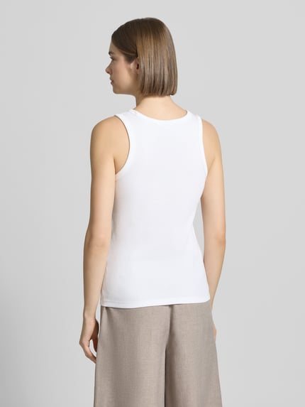 Frauenmodel trägt Slim Fit Top aus Baumwoll-Mix Modell 'MAY' von Pieces in Optik: Unifarben, Jersey, ohne Ärmel, Ganzkörperansicht Rückansicht.