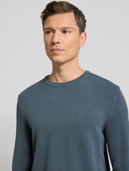 Męski model nosi Regular Fit Sweter z czystej bawełny od Marc O'Polo, efekt: jednolity kolor, pikowany materiał, okrągły dekolt, długi rękaw, prążkowane wykończenia; zbliżenie górnej części ciała.