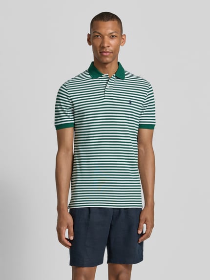 Männermodel trägt Slim Fit Poloshirt aus reiner Baumwolle Modell 'YD MESH STRIPE POLO' von Polo Ralph Lauren, grün-weiß gestreift, Kurzarm, Ganzkörperansicht von vorne. Herren Poloshirt.