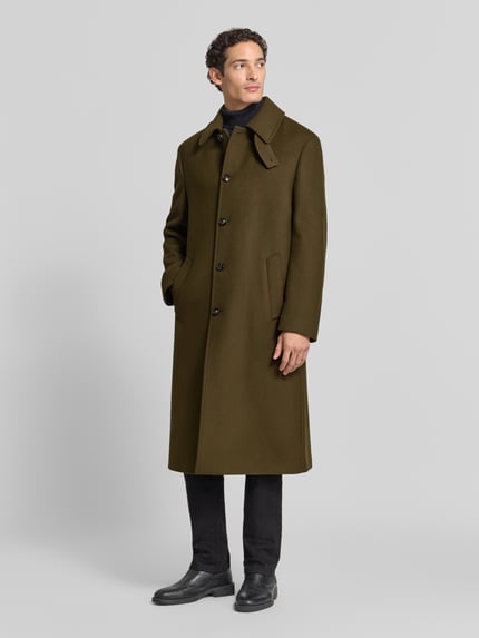 Männermodel trägt Regular Fit Mantel mit Eingrifftaschen von bugatti, olivgrün, Schurwoll-Mix mit Kaschmir-Anteil, Ganzkörperansicht von vorne.