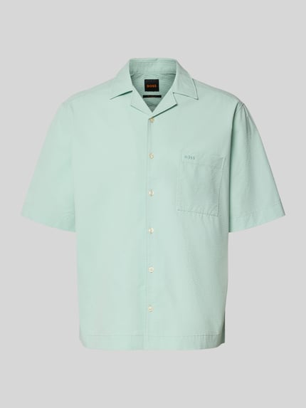Produktfoto, Relaxed Fit Freizeithemd mit Seersucker-Verarbeitung Modell 'LAPISY_M' von BOSS Orange in Optik: Unifarben, Knopfleiste durchgehend, Kurzarm, Brusttasche, Materialverarbeitung Seersucker in zartem Mintgrün.