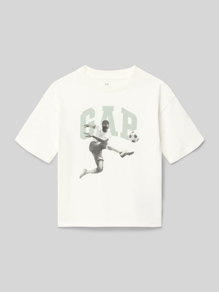 Produktfoto, Kinder T-Shirt mit Motiv- und Logo-Print von GAP in Weiß, Reine Baumwolle, Straight Fit, gerippter Rundhalsausschnitt, Rückenlänge 45 cm in Größe 116, weiche Oberfläche.