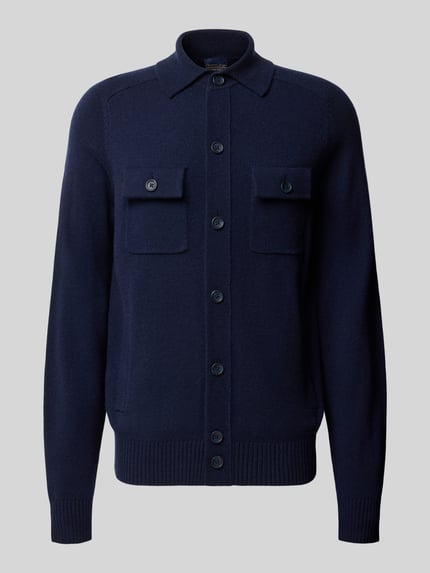 Produktfoto, Regular Fit Strickjacke aus Woll-Kaschmir-Mix mit Brusttaschen von Christian Berg Men in Dunkelblau, Knopfleiste, Umlegekragen, weiche Textur