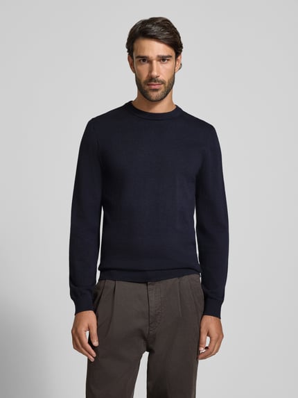 Männermodel trägt Strickpullover aus Baumwoll-Kaschmir-Mix mit Rundhalsausschnitt von MCNEAL, Regular Fit, Dunkelblau, Ganzkörperansicht von vorne, Rückenlänge 70 cm, Ärmellänge 74 cm.