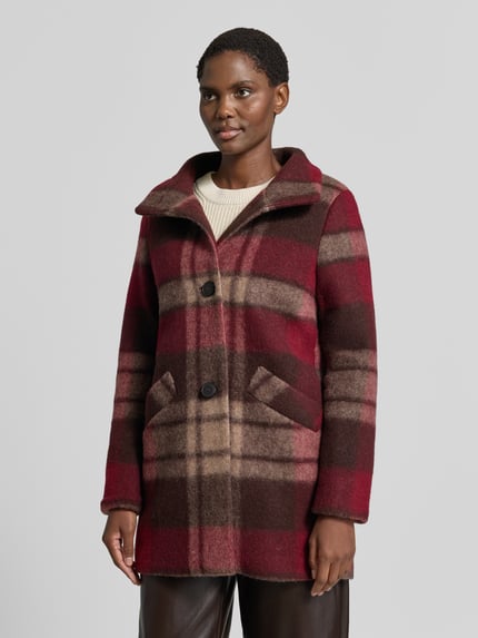 Frauenmodel trägt Regular Fit Mantel aus Woll-Mix von FUCHS SCHMITT, kariertes Muster in Rot- und Beigetönen, Nahaufnahme Oberkörper. Schulterbreite 42 cm, Rückenlänge 81 cm, Brustweite 47 cm, Ärmellänge 64 cm.
