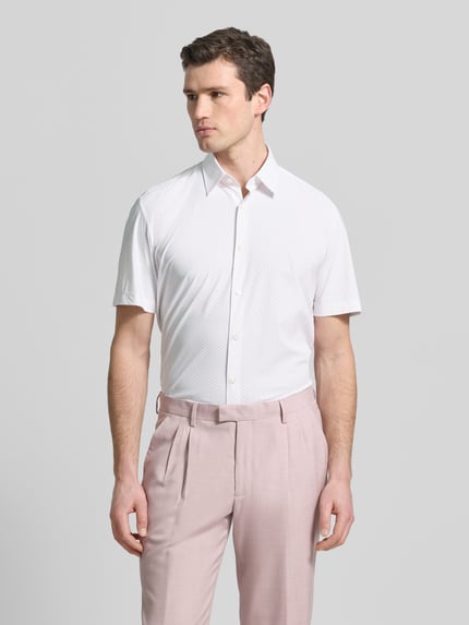 Männermodel trägt Regular Fit vrijetijdsoverhemd met kentkraag model 'LIAM' van BOSS, effen kleuren met all-over motief, korte mouw, popeline, doorlopende knoopsluiting, achterpas; Ganzkörperansicht van voren.