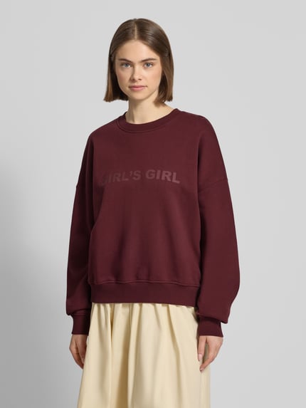 Vrouwenmodel draagt Sweatshirt mit Statement-Print und überschnittenen Schultern van OH APRIL in bordeauxrood, puur katoen, regular fit, ronde hals, statementprint, schouderpartijen met verlaagde naad, ribboorden. Ganzkörperansicht van voren.