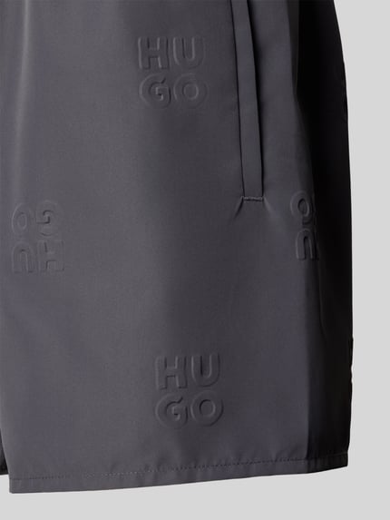 Produktfoto, Regular Fit Badeshorts mit Label-Prägung Modell 'TONAL' von HUGO in Anthrazit, Optik: Unifarben, seitliche Eingrifftaschen, elastischer Bund