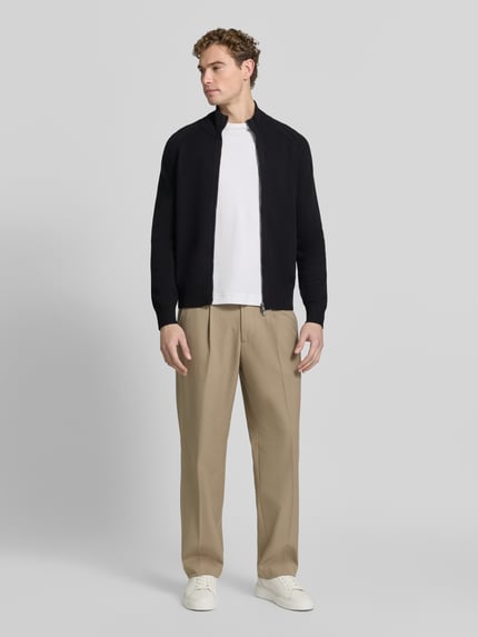 Männermodel trägt Regular Fit Strickjacke aus Baumwoll-Schurwoll-Mix Modell 'Fabiano' von BOSS in Schwarz, Ganzkörperansicht von vorne, Herren Strickjacke von BOSS