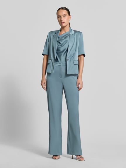 Vrouwenmodel draagt Wide Fit Hose met bandplooien van SWING, dames broek in effen blauw, haakjes- en ritssluiting, bandwijdte 38 cm, binnenbeenlengte 82 cm, zakloos design, volledig lichaam aan voorkant.