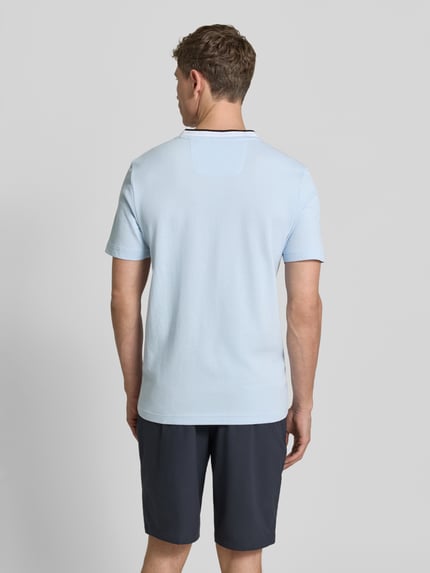 Männermodel trägt Regular Fit T-Shirt aus Baumwoll-Piqué Modell 'TS_PIQUE' von BOSS Green in Hellblau, einfarbig, Ganzkörperansicht Rückansicht.