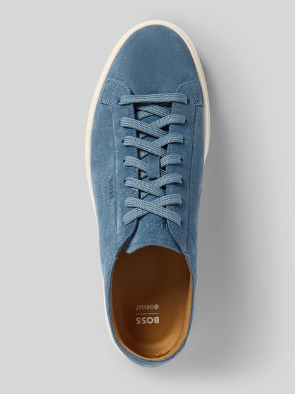 Produktfoto, Low Top Sneaker aus reinem Rindnubuk Modell 'Kieran_Tenn_wcsd' von BOSS, look: effen, leerlook, punt van de schoen: rond, hakvorm: plat, label in reliëf, vetersluiting, gestructureerde zool, materiaalverwerking: nubuckleer, materiaal: rijnubuk.