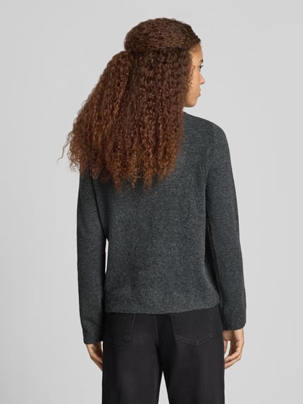 Frauenmodel trägt Rollkragenpullover mit Hundemotiv Weihnachten von ONLY, mehrfarbig, Strickoptik, Rückansicht, Ganzkörperansicht Rückansicht.