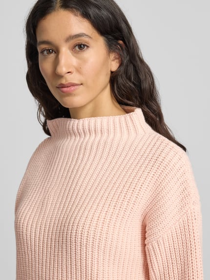 Vrouwenmodel draagt Regular Fit Turtleneck-Pullover uit katoenmix Model 'SELMA' van Selected Femme, effen gestructureerde look, grof tricot, lange mouw, geribde boord, katoenmix, nahaufnahme bovenlichaam.