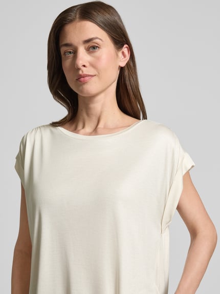 Frauenmodel trägt Damen T-Shirt mit fixiertem Ärmelaufschlag Modell 'Sosilla' von OPUS, Reine Visksoe, Regular-Fit, Rundhalsausschnitt, Nahaufnahme Oberkörper.