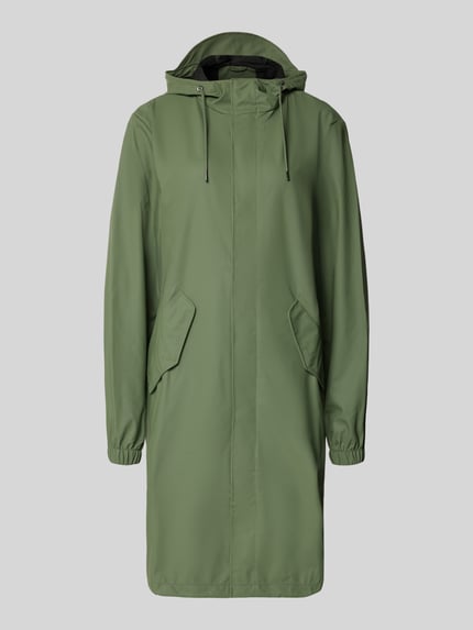 Productfoto, Regular Fit Parker met capuchon model 'Fishtail' van RAINS in olijfgroen met klepzakken en elastische mouwboorden, dames, context: capuchon met trekkoord, regular fit, ruglengte maat S 104 cm, schouderbreedte 45 cm, borstwijdte 55 cm, mouwlengte 65 cm.