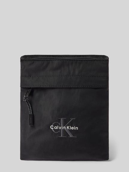 Produktfoto, schwarze Crossbody Bag mit Label-Stitching von CK Calvin Klein, Reißverschluss, verstellbarer Schulterriemen, rechteckige Form, glatte Textur, Maße 21x21x3 cm, für Herren