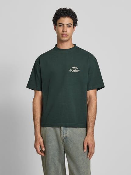 Männermodel trägt T-shirt mit Label-Stitchings und ronde hals van PROHIBITED, puur katoen, regular fit, ruglengte maat M 65 cm, ganzkörperaanzicht van voren.