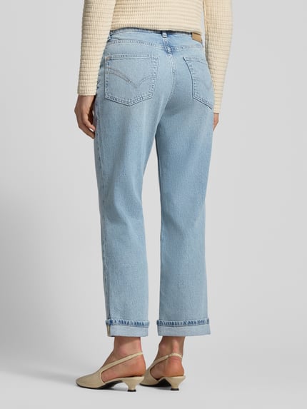 Frauenmodel trägt Jeans mit Aufschlag Modell 'Colorado Mai' von MOS MOSH, hellblau, Regular Fit, Baumwoll-Mix, Ganzkörperansicht Rückansicht.