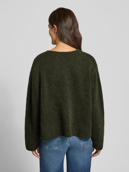 Vrouwenmodel draagt Relaxed fit gebreide pullover met ronde hals, Model 'VITOW' van American Vintage, donkergroen, ruglengte maat S 56 cm, mouwlengte maat S 57 cm, dames, geheellichaamsaanzicht rugaanzicht.