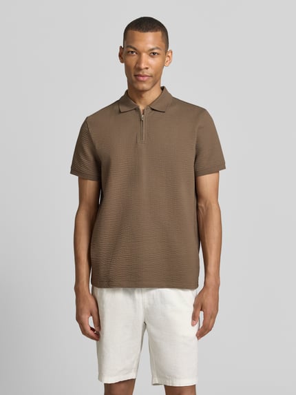Männermodel trägt Regular Fit Poloshirt mit Strukturmuster von MCNEAL im Braunton, Baumwoll-Mix, Reißverschluss, Kurzärmelig, Ganzkörperansicht von vorne. Rückenlänge bei Größe M: 70 cm.