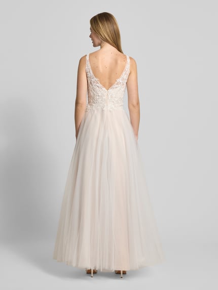 Vrouwenmodel draagt Brautkleid mit floralem Spitzenbesatz van Mascara, maxilengte, getailleerde fit, tule, hartvormige halslijn, mouwloos, detailopname rugaanzicht