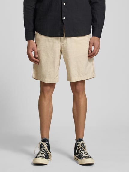 Mężczyzna nosi Shorts mit Tunnelzug Modell 'JAIDEN' od Jack & Jones, bawełniano-lniany miks, krój regular fit, beżowe, Szerokość w rozmiarze M: 43 cm, długość nogawki: 23 cm, zdjęcie całej sylwetki z przodu