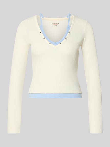 Produktfoto, Slim Fit Longsleeve mit structuurpatroon van Guess Jeans in crèmekleur met blauwe laagjeslook, elastische materiaalmix, drukknoopdetails, ruglengte maat S 47 cm