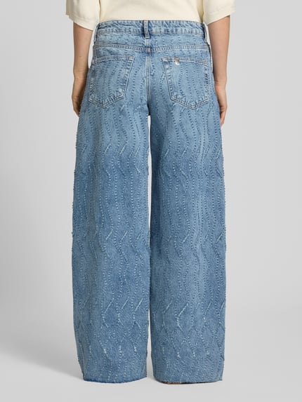 Vrouwenmodel draagt Wide Leg Jeans im Allover-Look model 'FLARE' van Liu Jo White uit puur katoen, bandwijdte maat 27: 39 cm, binnenbeenlengte maat 27: 80 cm, all-over look, wide leg, flared, dames jeans, ganzlichaamsaanzicht achteraan.