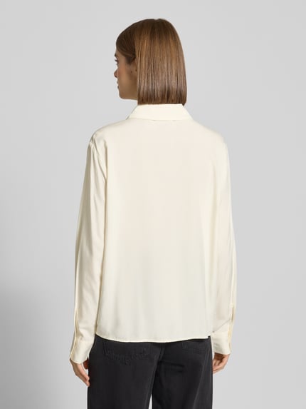 Vrouwenmodel draagt Regular Fit Hemdbluse uit pure viscose van Marc O'Polo Denim, effen, lange mouw, rugaanzicht, Ganzkörperansicht Rückansicht.