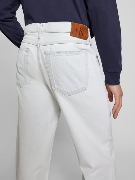 Mannenmodel draagt Straight Fit Jeans im Used-Look van Calvin Klein Jeans in lichtblauw met achterzakken, pure katoen, detailopname rugaanzicht.