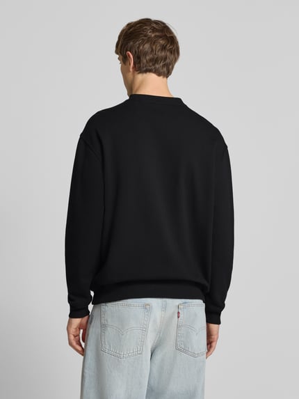 Männermodel trägt Sweatshirt mit Label-Print Modell 'TORREY' von DICKIES, Schwarz, Baumwoll-Mix, Lockerer-Schnitt, Ganzkörperansicht Rückansicht.
