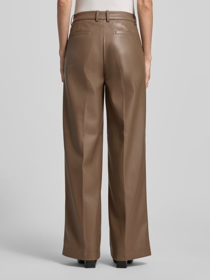 Frauenmodel trägt Hose in Leder-Optik mit Längsnähten Modell 'Wessy' von STAND STUDIO, Wide-Leg, braun, Ganzkörperansicht Rückansicht, Bundweite bei Größe 36: 38 cm, Innenbeinlänge bei Größe 36: 80 cm.
