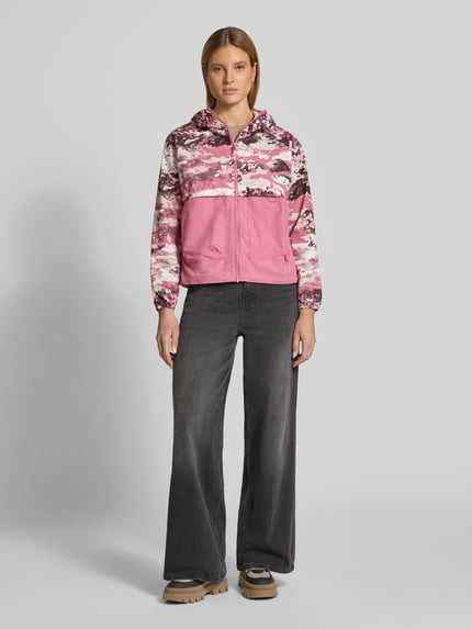 Frauenmodel trägt Regular Fit Jacke mit Kapuze Modell 'Spired Valley' von COLUMBIA in Rosa mit Camouflage-Muster, AufgesetzteTaschen, Ganzkörperansicht von vorne, Rückenlänge bei Größe S: 59 cm, Schulterbreite 42 cm, Brustweite 55 cm, Ärmellänge 60 cm.