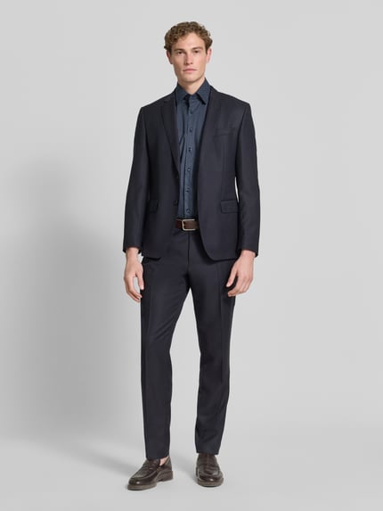Männermodel trägt Comfort Fit Business Hemd mit Kentkragen von ETERNA in Dunkelblau, reine Baumwolle, Ganzkörperansicht von vorne. Rückenlänge bei Größe 40: 80 cm, Schulterbreite: 50 cm, Ärmellänge: 28 cm, Knopfleiste.