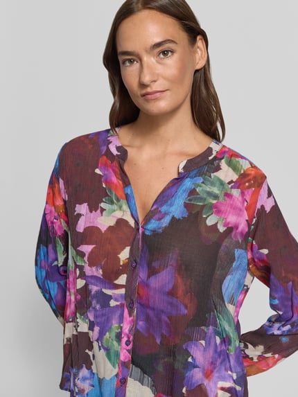 Vrouwenmodel draagt Regular Fit blouse uit viscosemix met all-over look, v-hals en knoopsluiting van Milano Italy, Nahaufnahme Oberkörper. Ruglengte maat 36: 54 cm, mouwlengte maat 36: 61 cm.